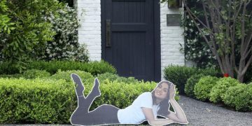 Ben Affleck‘in evinin önünde sevgilisinin maketi! Görenler şaşkın! 11 Ben Affleck‘in evinin önünde sevgilisinin maketi! Görenler şaşkın!