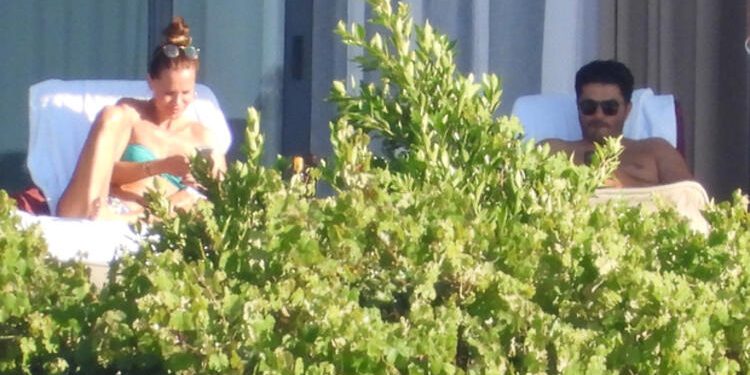 Ebru Şallı eridi! Havuz başında görüntülendi! 1 Ebru Şallı eridi! Havuz başında görüntülendi!