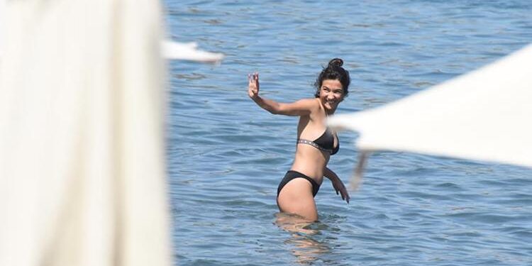 Aybüke Pusat bikinili görüntüleri için çılgına döndü 1 Aybüke Pusat bikinili görüntüleri için çılgına döndü