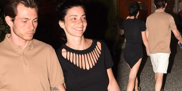 Merve Boluğur hayranıyla aşk yaşıyor 1 Merve Boluğur hayranıyla aşk yaşıyor