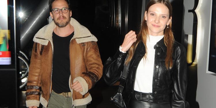 Mithat Can Özer ve Alina Boz Çeşme’ye yerleşiyor 1 Mithat Can Özer ve Alina Boz Çeşme’ye yerleşiyor