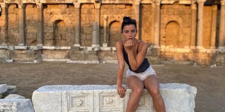 Antalya tatili devam eden Merve Boluğur: Taşın üstünde taş 1 Antalya tatili devam eden Merve Boluğur: Taşın üstünde taş