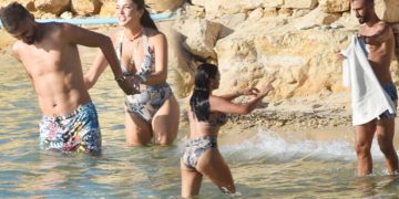 Selçuk Şahin ile eşinin deniz keyfi 2 Selçuk Şahin ile eşinin deniz keyfi