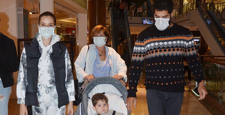 Burak Özçivit aile boyu alışveriş yaptı 1 Burak Özçivit aile boyu alışveriş yaptı