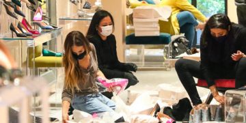 Sarah Jessica Parker müşterilere ayakkabı giydirdi 3 Sarah Jessica Parker müşterilere ayakkabı giydirdi