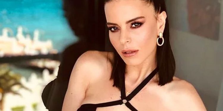 Ünlü şarkıcı hastaneye kaldırıldı 1 Ünlü şarkıcı hastaneye kaldırıldı