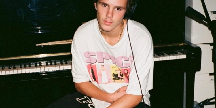 Cruz Beckham Annesinin İzinden Gidiyor 1 Cruz Beckham