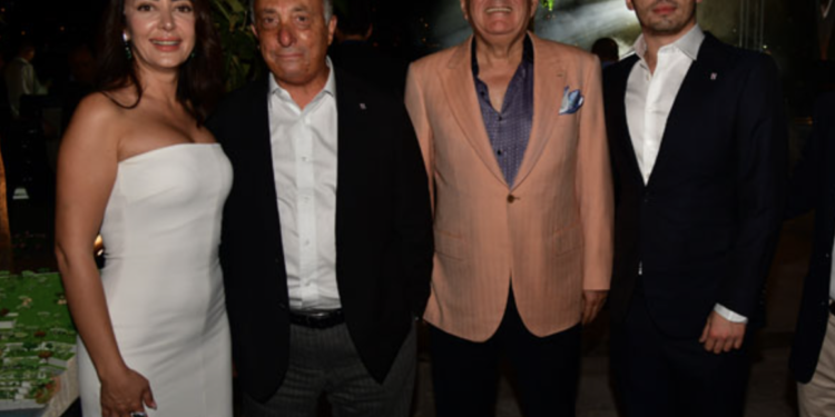 Efe Bezci ve Ahmet Nur Çebi Bodrum sosyetesine ev sahipliği yaptı 1 Efe Bezci ve Ahmet Nur Çebi Bodrum sosyetesine ev sahipliği yaptı