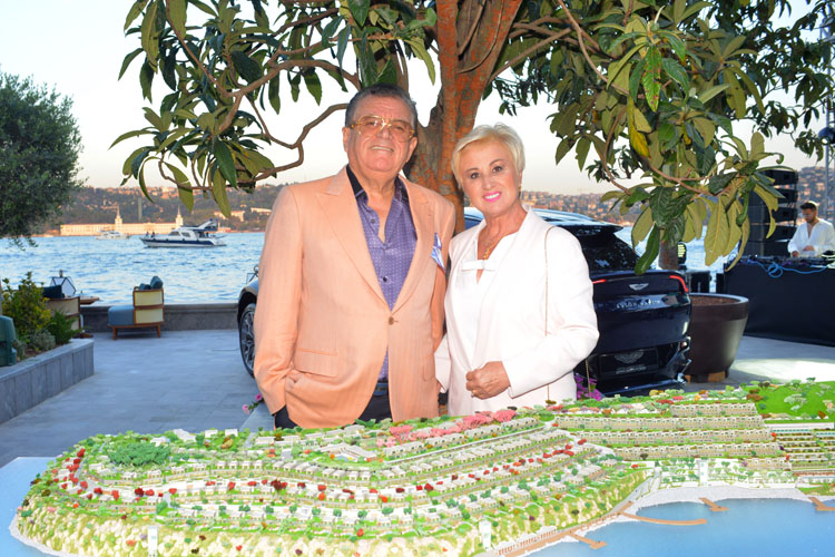 Efe Bezci ve Ahmet Nur Çebi Bodrum sosyetesine ev sahipliği yaptı 2 Salih Bezci