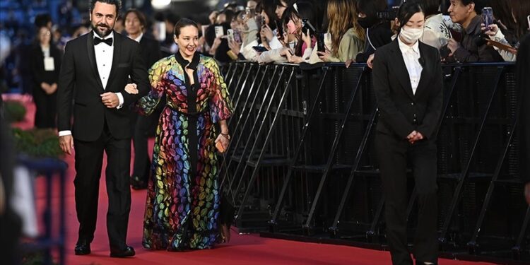 Baran Gündüzalp’in filmi "Rosinante" Japonlarla buluştu 1 Yönetmen Baran Gündüzalp’in yeni filmi "Rosinante", 36. Tokyo Uluslararası Film Festivali'nde gösterildi.