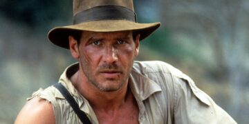 Harrison Ford'un canlandığı Indiana Jones karakterinin film serisinde giydiği gömlek açık artırmaya çıkıyor.
