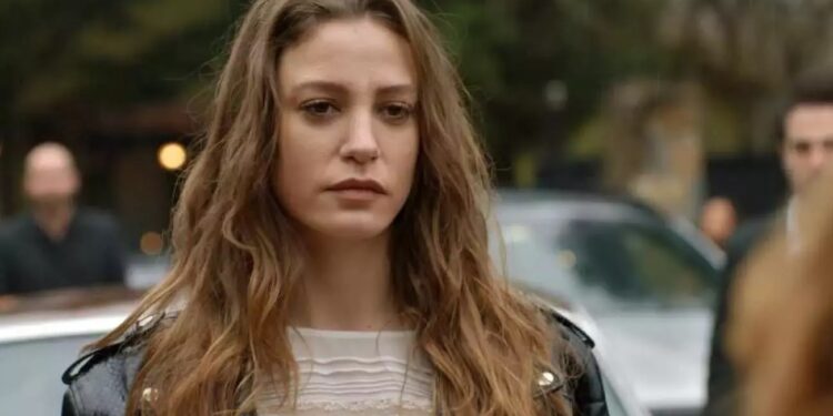 Serenay Sarıkaya'dan 'yalnızlık' açıklaması 1 Ünlü oyuncu Serenay Sarıkaya, Etiler'de gazetecilerin kendisine yönelttiği 'Bekarlık nasıl gidiyor?' sorusuna verdiği cevapla dikkat çekti.