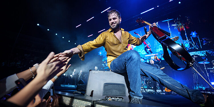 Stjepan Hauser İstanbul'da sevenleriyle buluştu 1 Hırvat çellist Stjepan Hauser, Epifoni organizasyonuyla İstanbul'da dinleyicileriyle bir araya geldi.