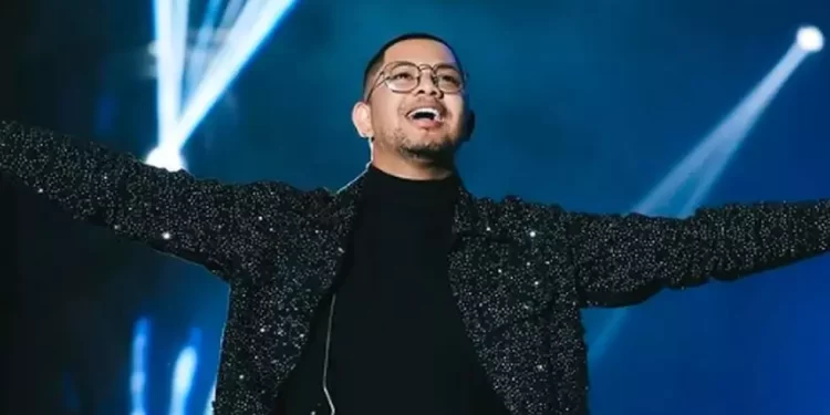 Brezilyalı şarkıcı Pedro Henrique sahnede vefat etti 1 Brezilya'da tanınmış şarkıcılardan biri olar Pedro Henrique geçirdiği kalp krizi sebebiyle konser sırasında hayatını kaybetti.