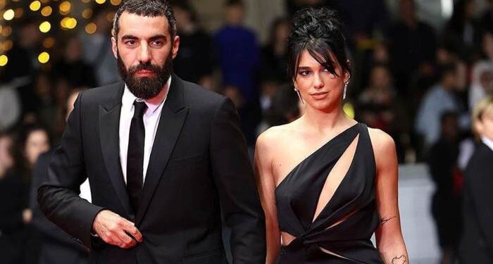 Dua Lipa ile Romain Gavras ayrıldı 1 Ünlü şarkıcı Dua Lipa ve Fransız yönetmen Romain Gavran çifti ayrıldıklarını açıkladı.