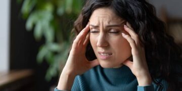 Baş ağrısına eşlik eden kusma, bulantı ve ses hassasiyeti ise atakların şiddetini artırıyor. Migren hastaları ise yaşadıkları sorunu hafifletecek tarifler arıyor. İşte, migren ağrısını kesen çay tarifi...