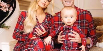 Kısa bir süre önce ikinci kez anne olan Paris Hilton ve ailesi yeni yıl öncesinde objektifler karşısına geçti...
