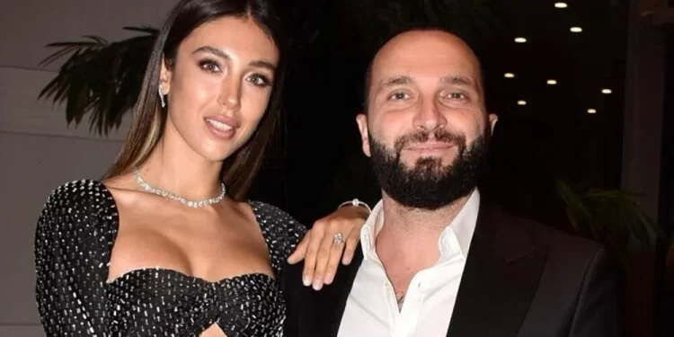 Şarkıcı Berkay’ın kızının üzerine mobilya düştü 1 Şarkıcı Berkay’ın 6 yaşındaki kızlarının üzerine mobilya düştü. Aile yaşanan olayın ardından firmaya "ayıplı mal" davası açtı.