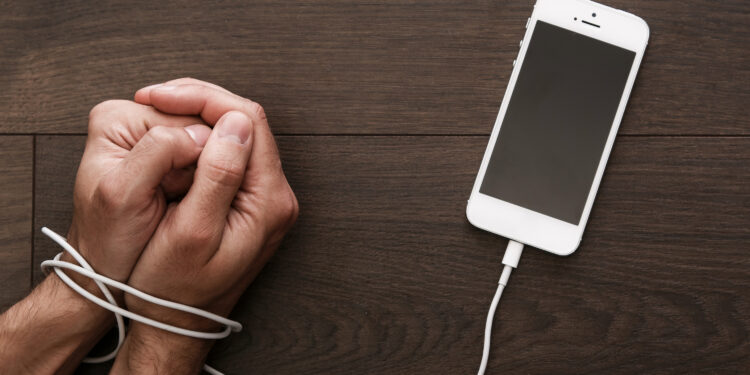 Son yılların kabusu nomofobi 1 Son yıllarda teknoloji hayatımızın olmazsa olmazlarından biri haline geldi. İşte modern çağın kabusu nomofobi...