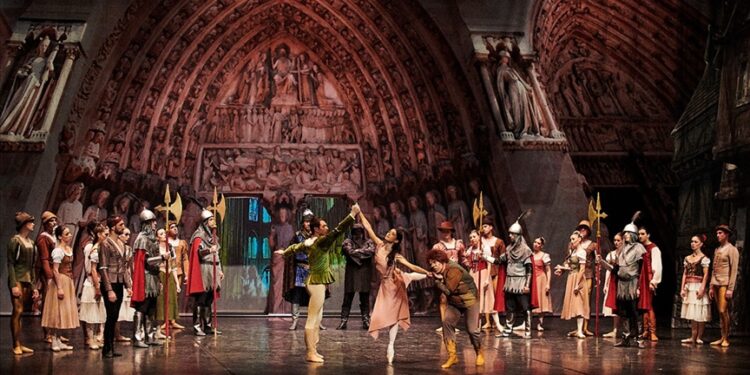 Notre Dame'ın Kamburu yeniden sahnede 1 Sanatseverlerin merakla beklediği haber geldi. Notre Dame'ın Kamburu balesi şubat ve mart aylarında yeniden sahnelenecek.