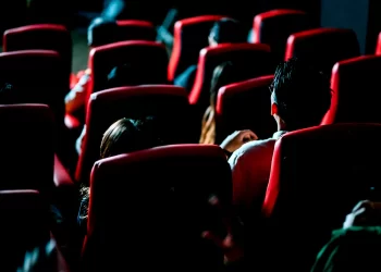 Sömestr tatilinin son günlerine girildi. Bu sebeple pek çok kişi tatilin son günlerinde ailecek izleyebilecekleri yeni bir film araştırıyor.