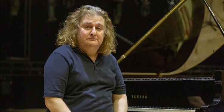 Piyanist Tuluyhan Uğurlu, Sirkeci Garı'nda konser verecek 1 Ünlü piyanist Tuluyhan Uğurlu, 2 Mart’ta Sirkeci Garı’nda sanatseverlerle bir araya gelecek.