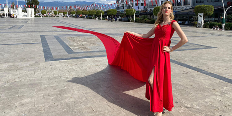 Wilma Elles 100 metre uzunluğunda gelinlik tanıttı 1 Muğla'nın Fethiye ilçesinde Manken Wilma Elles, kuyruğu 100 metre uzunlukta olan bir gelinliğin tanıtımını yaptı.