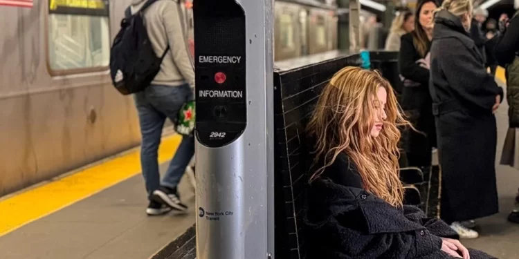 Shakira, New York'ta metroda görüntülendi 1 7 yıl aradan sonra "Women Do Not Cry Anymore" albümünü çıkaran Shakira, New York'ta metroda görüntülendi.