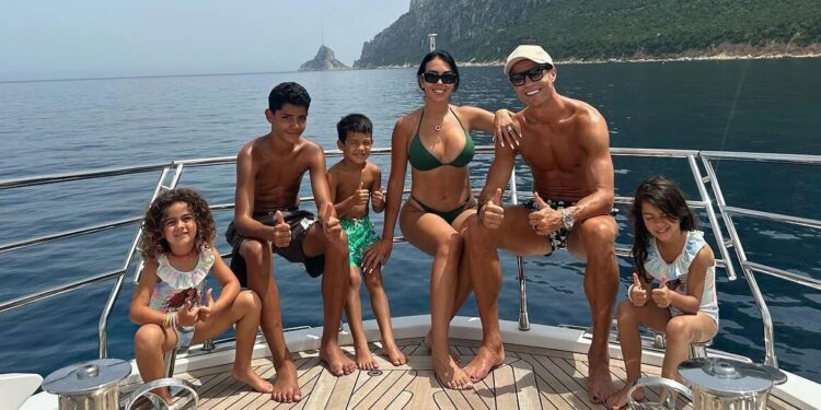 Cristiano Ronaldo'nun aile saadeti 1 Cristiano Ronaldo tatilde