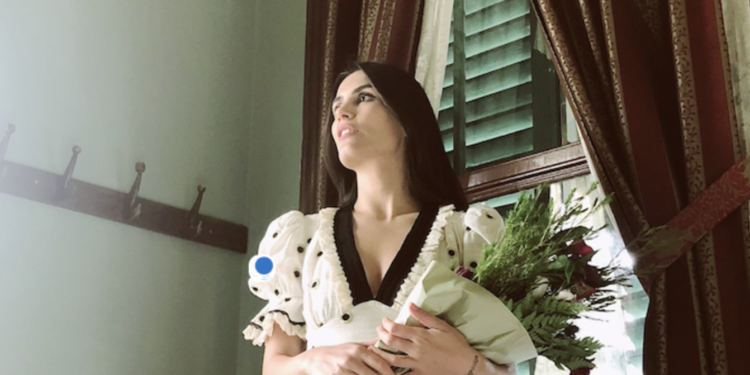 Asena Sarıbatur: Parfümüme ilham aldığım yer kaş ve kalkan 1 Asena Sarıbatur Kaş'tan ki yaşantısından ilham aldığı yeni çıkarttığı Aperlae Living isimli parfümün hikayesini anlattı.