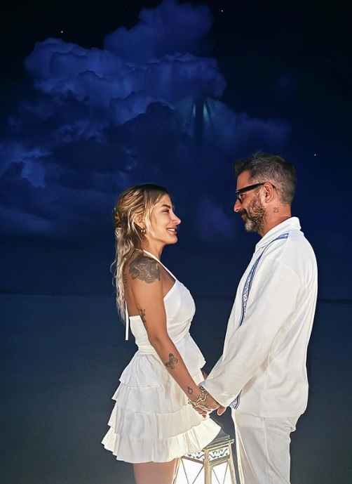 İrem Derici ile sevgilisi Gökhan Fırat bir süre önce Maldivler'de romantik bir tatile çıkmıştı. Fırat'ın Derici'ye evlenme teklif ettiği ileri sürüldü.