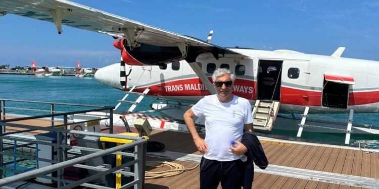 Seçimde fark yiyen Hüseyin Filiz, Maldivler'e gitti 1 Çankırı Belediye Başkanlığı seçiminde MHP'li İsmail Hakkı Esen'den 28.5 puan fark yiyen AKP'li eski milletvekili Hüseyin Filiz tatil için Maldivler'i tercih etti.