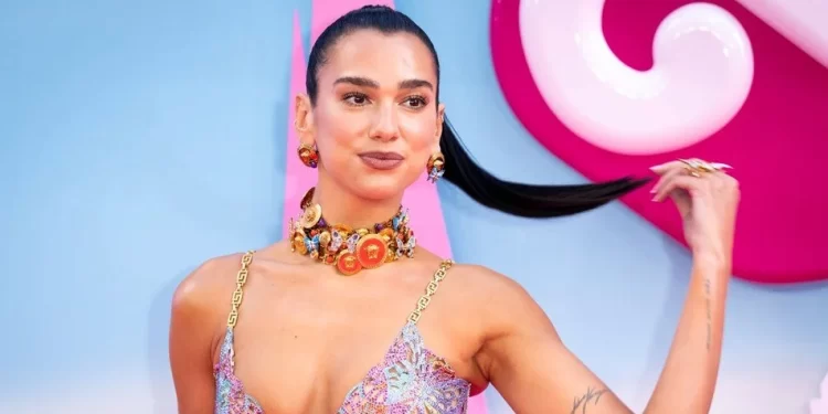 Dua Lipa, Gazze için 'ateşkes' çağrısı 1 İngiliz şarkıcı Dua Lipa, Gazze için kalıcı ateşkes çağrısında bulundu. Lipa, "Çocukların diri diri yakılmasına asla haklı bir sebep gösterilemez" dedi.