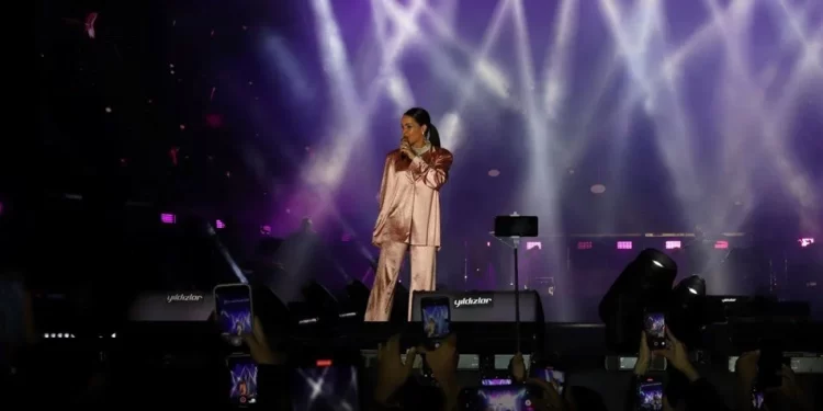 Bengü'nün konserinde sahneye pet şişe fırlatıldı. 1 Kültür ve Turizm Bakanlığı tarafından düzenlenen Van Kültür Yolu Festivali'nde Van'da konser veren Bengü, katılımcılar tarafından protesto edildi.