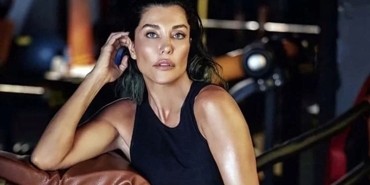 Deniz Akkaya hakkında 4 yıl 6 aya kadar hapis istemi 1 Eski manken kızına şiddet uyguladığı iddia edilen Deniz Akkaya hakkında istenen ceza belli oldu.