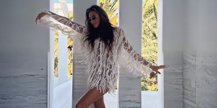 Eda Taşpınar rotasını Yunan Adaları'na kırdı 1 Yaşam tarzıyla sık sık gündeme gelen Eda Taşpınar dünyanın gözde tatil beldelerini sırayla ziyaret etmeye devam ediyor.