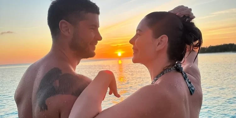 Berk Oktay ve Yıldız Çağrı Atiksoy'un Maldivler keyfi 1 Berk Oktay ve Yıldız Çağrı Atiksoy’un Maldivler keyfi