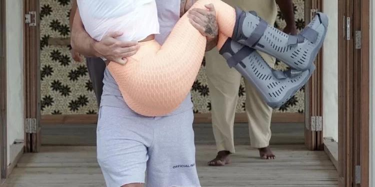 İki ayağı kırılan Katie Price'in Maldivler tatili 1 İki bacağı kırılan İngiliz şarkıcı Katie Price, tatilini Maldivler'de sevgilisiyle birlikte geçiriyor.