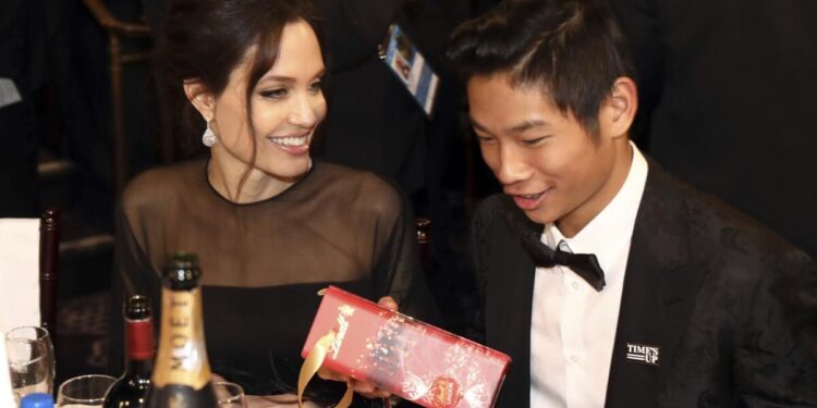 Angelina Jolie ile Brad Pitt'in oğlu Pax'ın durumu nasıl 1 Angelina Jolie ile Brad Pitt’in oğlu Pax’ın durumu nasıl