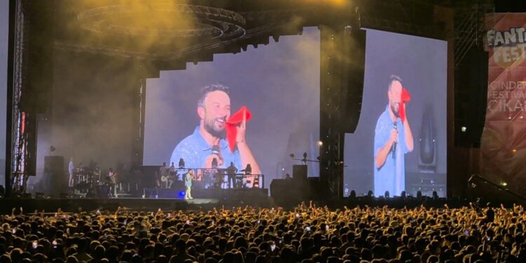 Tarkan terini sildiği havluyu hayranlarına attı 1 Tarkan, Samsun'da düzenlenen müzik festivalinde sahneye çıktı. Megastar konser sırasında terini sildiği havluyu hayranlarına attı.
