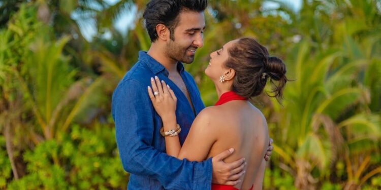 Aadar Jain'den Maldivler'de evlilik teklifi 1 Aadar Jain’den Maldivler’de evlilik teklifi