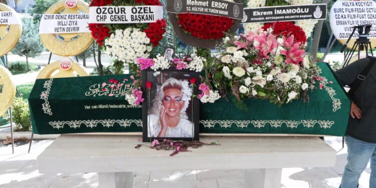 Ahu Tuğba son yolculuğuna uğurlandı 1 Ahu Tuğba son yolculuğuna uğurlandı