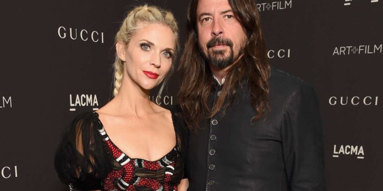 Dave Grohl baba olduğunu duyurdu 1 Dünyaca ünlü müzisyen Dave Grohl, evliliği dışında bir kız babası olduğunu açıkladı.