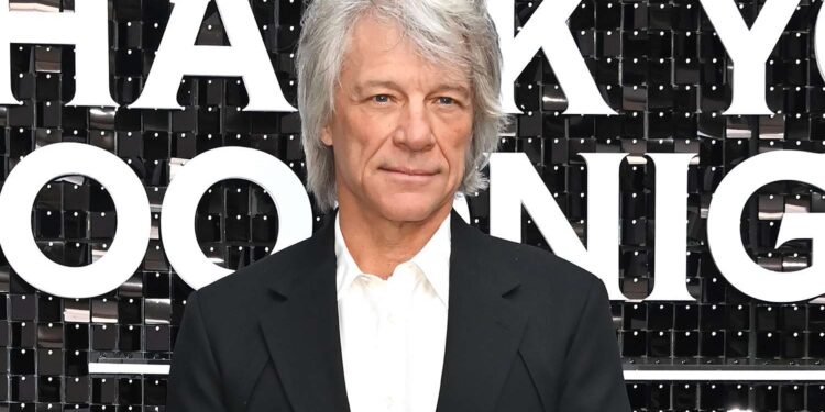 Jon Bon Jovi, intihar girişimindeki kadını kurtardı 1 ABD’nin Nashville kentinde Rock müziğin efsane ismi Jon Bon Jovi, köprüden atlamak isteyen kadını ikna etmeyi başardı.