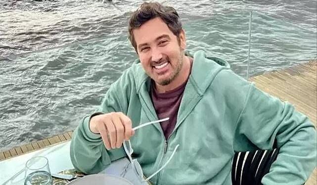 Metin Arolat yaşamını yitirdi 1 Şarkıcı Metin Arolat sahne aldığı sırada fenalaştı. Hastaneye kaldırılan sanatçı tüm müdahalelere rağmen hayatını kaybetti.