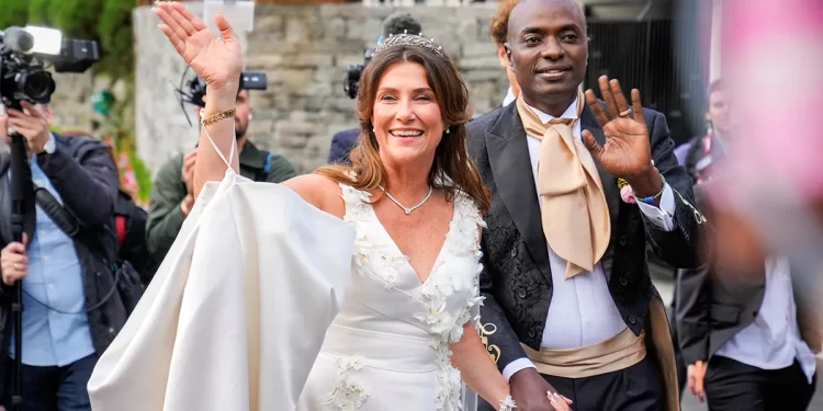 Norveç Prensesi Märtha Louise, Amerikalı bir şamanla evlendi 1 Norveç Prensesi Märtha Louise iki gün süren kutlamalarla Amerikalı şaman Durek Verrett ile evlendi.