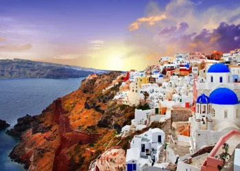 Santorini: Gece Hayatı, kültürü ve kasım ayında tatil rehberi 16 Santorini, etkileyici gün batımları, beyaz badanalı yapıları ve ünlü gece hayatı ile Yunanistan’ın en gözde adalarından biridir.