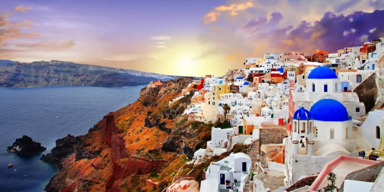 Santorini: Gece Hayatı, kültürü ve kasım ayında tatil rehberi 1 Santorini, etkileyici gün batımları, beyaz badanalı yapıları ve ünlü gece hayatı ile Yunanistan’ın en gözde adalarından biridir.