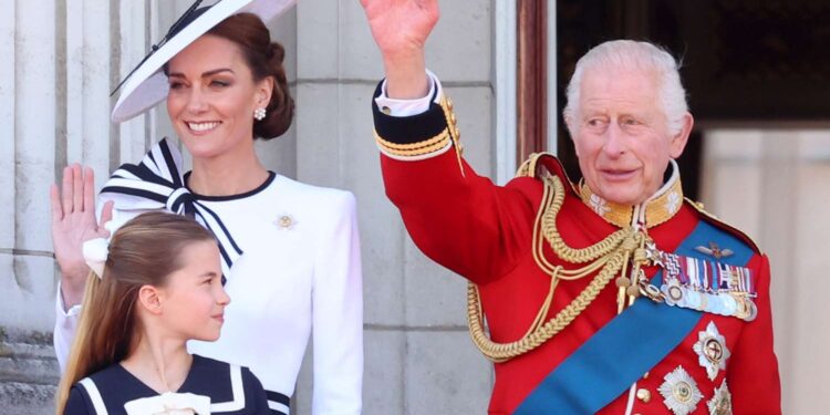 Kral III. Charles ve Prenses Kate Middleton resmi görevlerine döndü 1 Kral III. Charles ve Prenses Kate Middleton, yaşadıkları sağlık sorunlarının ardından resmi görevlerine geri döndü.