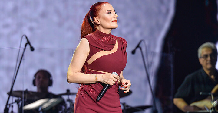 Yılbaşı gecesi hangi sanatçı nerede sahne alacak? 1 2025 yılını karşılamak için geri sayım başlarken, ünlü sanatçılar yılbaşı gecesi farklı şehirlerde ve mekanlarda sahne alacak.